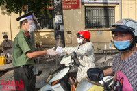 [ẢNH] Hà Nội: Nhắc nhở người chưa có giấy đi đường mới, đã cấp khoảng 20.000 giấy đi đường có QR code