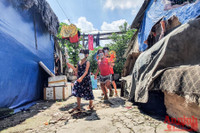 [Ảnh] Thanh niên Công an Thủ đô mang Trung thu yêu thương đến với trẻ em xóm nghèo bên cầu Long Biên