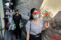 [Ảnh] Thanh niên Công an Thủ đô mang Trung thu yêu thương đến với trẻ em xóm nghèo bên cầu Long Biên