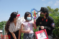 [Ảnh] Thanh niên Công an Thủ đô mang Trung thu yêu thương đến với trẻ em xóm nghèo bên cầu Long Biên