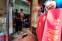 [Ảnh] Thanh niên Công an Thủ đô mang Trung thu yêu thương đến với trẻ em xóm nghèo bên cầu Long Biên