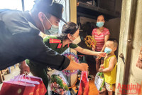 [Ảnh] Thanh niên Công an Thủ đô mang Trung thu yêu thương đến với trẻ em xóm nghèo bên cầu Long Biên