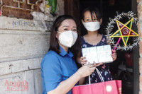 [Ảnh] Thanh niên Công an Thủ đô mang Trung thu yêu thương đến với trẻ em xóm nghèo bên cầu Long Biên