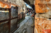 [Ảnh] Thanh niên Công an Thủ đô mang Trung thu yêu thương đến với trẻ em xóm nghèo bên cầu Long Biên