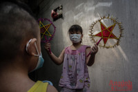 [Ảnh] Thanh niên Công an Thủ đô mang Trung thu yêu thương đến với trẻ em xóm nghèo bên cầu Long Biên