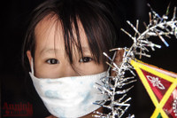 [Ảnh] Thanh niên Công an Thủ đô mang Trung thu yêu thương đến với trẻ em xóm nghèo bên cầu Long Biên