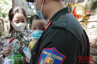 [Ảnh] Thanh niên Công an Thủ đô mang Trung thu yêu thương đến với trẻ em xóm nghèo bên cầu Long Biên