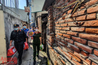 [Ảnh] Thanh niên Công an Thủ đô mang Trung thu yêu thương đến với trẻ em xóm nghèo bên cầu Long Biên