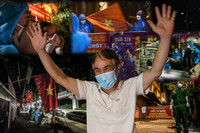 [ẢNH] Những giây phút đặc biệt khi ổ dịch nguy hiểm nhất Thủ đô được dỡ phong tỏa