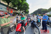 [ẢNH] Ngày đầu hoạt động chốt kiểm soát ra vào vùng đỏ: Không đủ giấy tờ phải quay đầu