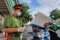 [ẢNH] Hà Nội: Nhắc nhở người chưa có giấy đi đường mới, đã cấp khoảng 20.000 giấy đi đường có QR code