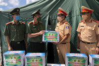 [Ảnh] Hà Nội: Xúc động hình ảnh Công an tặng quà giúp các em nhỏ mồ côi vượt qua đại dịch