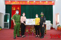 [Ảnh] Thanh niên Công an Thủ đô mang Trung thu yêu thương đến với trẻ em xóm nghèo bên cầu Long Biên