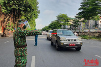 [ẢNH] Hà Nội: Nhắc nhở người chưa có giấy đi đường mới, đã cấp khoảng 20.000 giấy đi đường có QR code