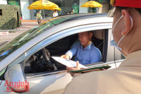 [ẢNH] Ngày đầu hoạt động chốt kiểm soát ra vào vùng đỏ: Không đủ giấy tờ phải quay đầu