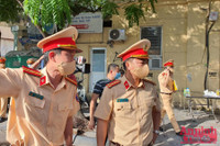 [ẢNH] Hà Nội: Nhắc nhở người chưa có giấy đi đường mới, đã cấp khoảng 20.000 giấy đi đường có QR code