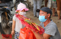 [Ảnh] Thanh niên Công an Thủ đô mang Trung thu yêu thương đến với trẻ em xóm nghèo bên cầu Long Biên