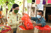 [Ảnh] Thanh niên Công an Thủ đô mang Trung thu yêu thương đến với trẻ em xóm nghèo bên cầu Long Biên