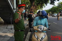 [ẢNH] Hà Nội: Nhắc nhở người chưa có giấy đi đường mới, đã cấp khoảng 20.000 giấy đi đường có QR code