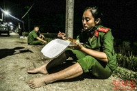 [Ảnh] Công an Thủ đô đội nắng, thâu đêm cứu lúa giúp nông dân trong khu phong tỏa