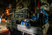 [ẢNH] Những giây phút đặc biệt khi ổ dịch nguy hiểm nhất Thủ đô được dỡ phong tỏa