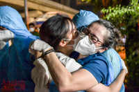 [ẢNH] Những giây phút đặc biệt khi ổ dịch nguy hiểm nhất Thủ đô được dỡ phong tỏa