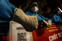 [ẢNH] Những giây phút đặc biệt khi ổ dịch nguy hiểm nhất Thủ đô được dỡ phong tỏa