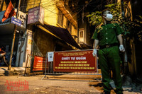 [ẢNH] Những giây phút đặc biệt khi ổ dịch nguy hiểm nhất Thủ đô được dỡ phong tỏa