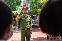 [Ảnh] Hà Nội: Xúc động hình ảnh Công an tặng quà giúp các em nhỏ mồ côi vượt qua đại dịch