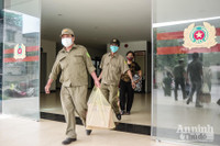 [Ảnh] Hà Nội: Xúc động hình ảnh Công an tặng quà giúp các em nhỏ mồ côi vượt qua đại dịch