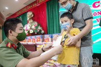 [Ảnh] Hà Nội: Xúc động hình ảnh Công an tặng quà giúp các em nhỏ mồ côi vượt qua đại dịch