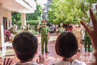 [Ảnh] Hà Nội: Xúc động hình ảnh Công an tặng quà giúp các em nhỏ mồ côi vượt qua đại dịch