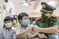 [Ảnh] Hà Nội: Xúc động hình ảnh Công an tặng quà giúp các em nhỏ mồ côi vượt qua đại dịch