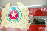 [Ảnh] Hà Nội: Xúc động hình ảnh Công an tặng quà giúp các em nhỏ mồ côi vượt qua đại dịch