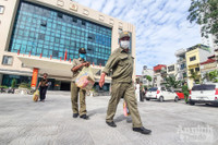 [Ảnh] Hà Nội: Xúc động hình ảnh Công an tặng quà giúp các em nhỏ mồ côi vượt qua đại dịch