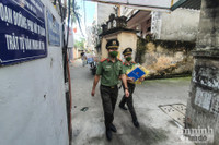 [Ảnh] Hà Nội: Xúc động hình ảnh Công an tặng quà giúp các em nhỏ mồ côi vượt qua đại dịch