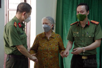 [Ảnh] Hà Nội: Xúc động hình ảnh Công an tặng quà giúp các em nhỏ mồ côi vượt qua đại dịch