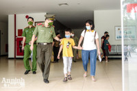 [Ảnh] Hà Nội: Xúc động hình ảnh Công an tặng quà giúp các em nhỏ mồ côi vượt qua đại dịch