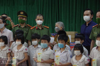 [Ảnh] Hà Nội: Xúc động hình ảnh Công an tặng quà giúp các em nhỏ mồ côi vượt qua đại dịch