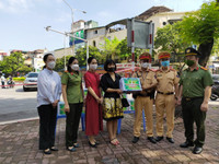 [Ảnh] Hà Nội: Xúc động hình ảnh Công an tặng quà giúp các em nhỏ mồ côi vượt qua đại dịch