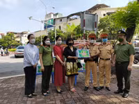 [Ảnh] Hà Nội: Xúc động hình ảnh Công an tặng quà giúp các em nhỏ mồ côi vượt qua đại dịch