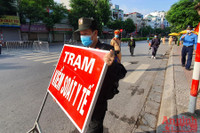 [ẢNH] Ngày đầu hoạt động chốt kiểm soát ra vào vùng đỏ: Không đủ giấy tờ phải quay đầu