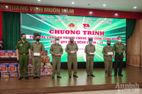 [Ảnh] Hà Nội: Xúc động hình ảnh Công an tặng quà giúp các em nhỏ mồ côi vượt qua đại dịch
