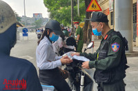 [ẢNH] Hà Nội: Nhắc nhở người chưa có giấy đi đường mới, đã cấp khoảng 20.000 giấy đi đường có QR code