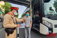 [ẢNH] Hà Nội: Nhắc nhở người chưa có giấy đi đường mới, đã cấp khoảng 20.000 giấy đi đường có QR code