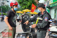 [ẢNH] Ngày đầu hoạt động chốt kiểm soát ra vào vùng đỏ: Không đủ giấy tờ phải quay đầu