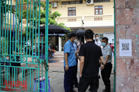 [Ảnh] Xếp hàng đổi giấy phép lái xe sau nới lỏng giãn cách, khó đảm bảo giãn cách phòng dịch