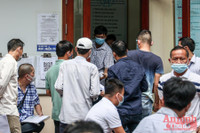 [Ảnh] Xếp hàng đổi giấy phép lái xe sau nới lỏng giãn cách, khó đảm bảo giãn cách phòng dịch