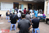 [Ảnh] Xếp hàng đổi giấy phép lái xe sau nới lỏng giãn cách, khó đảm bảo giãn cách phòng dịch