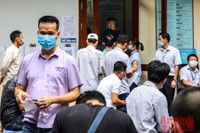 [Ảnh] Xếp hàng đổi giấy phép lái xe sau nới lỏng giãn cách, khó đảm bảo giãn cách phòng dịch